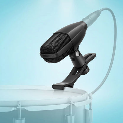 Angled view of Sennheiser MD 421 KOMPAKT with Drum Clamp attached onto drum on blue background