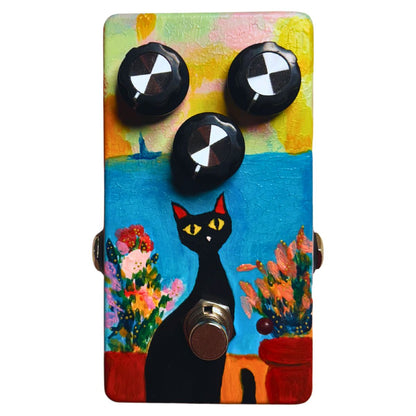 Front view of TONECAT Cat au Fenêtre Delay Pedal on white background